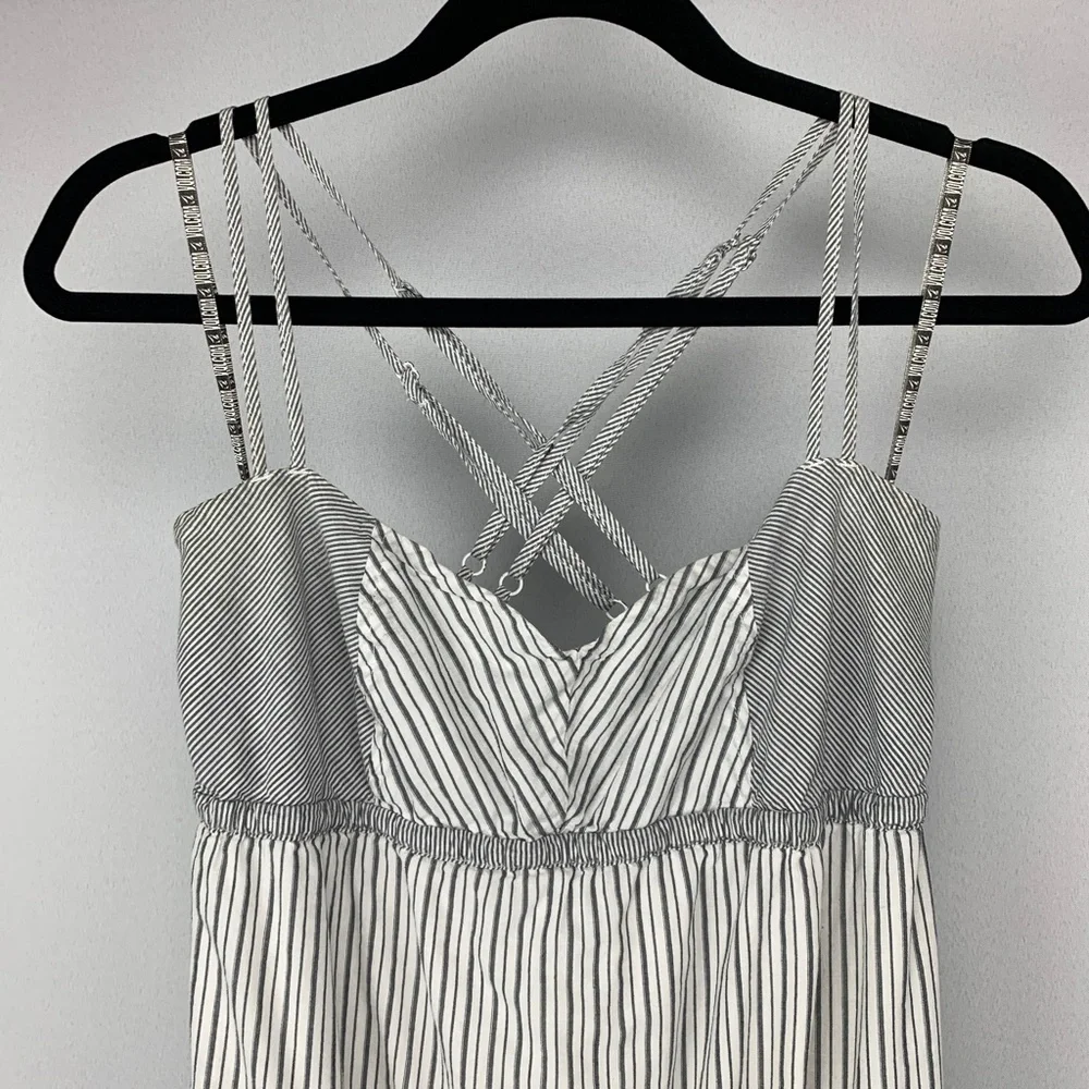 VOLCOM Gray And White Adjustable Strap Ruffle Tiered Smocked Back Sundre… - Picture 3 of 6